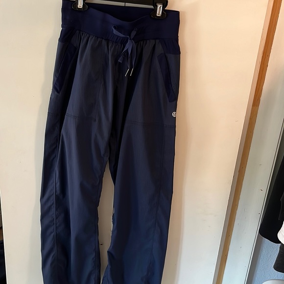 Navy Lululemon size 4 like new - Picture 1 of 3